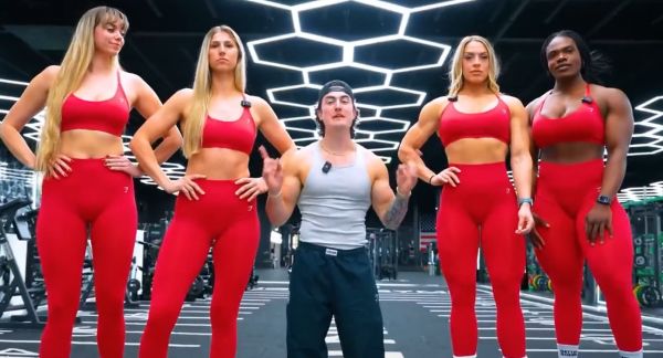 Кто сильнее: 5 маленьких людей против 5 женщин-бодибилдеров — битва в силовом шоу