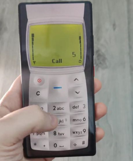 Для тех кто скучает по своему первому телефону