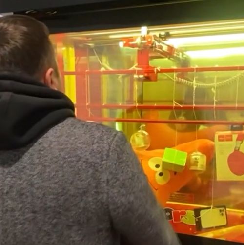 Вместо iPhone 16 — шоколадка: как обманывают в игровых автоматах