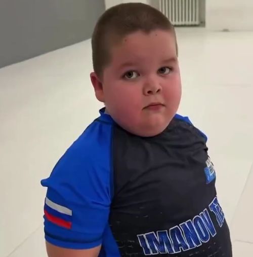 Харизма так и прёт от пацана!