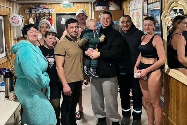 Закаливание или риск? В Сургуте годовалого ребенка окунули в ледяную прорубь в -26°C.