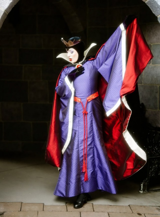 Злую Королеву из Диснейленда лишили работы из-за вирусной популярности и нарушения «магии» персонажа