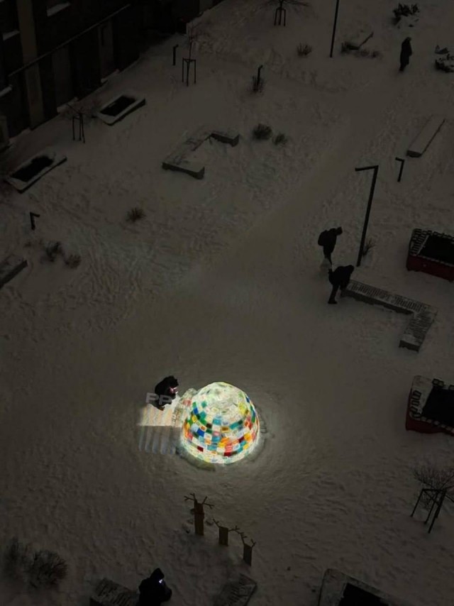 Житель Москвы возвел для детей яркое жилище эскимосов цветных ледяных блоков