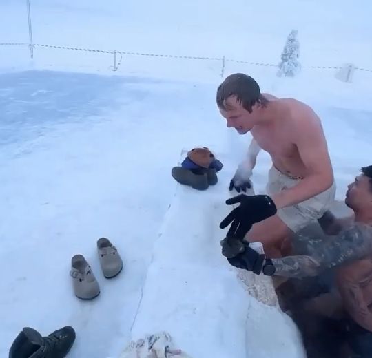 Голландец окунулся в прорубь в Якутии при -52°C