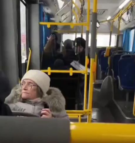 Женщину с самой крутой варежкой заметили в одном из российских автобусов