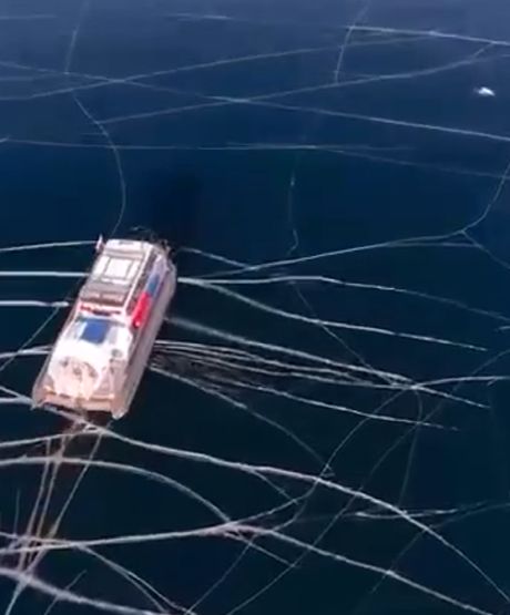 Свежий лёд на Байкале, ломается под нагрузкой "Хивуса"⁠⁠