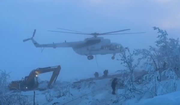 Кадры установки второй временной опоры ЛЭП с помощью вертолёта под Мурманском