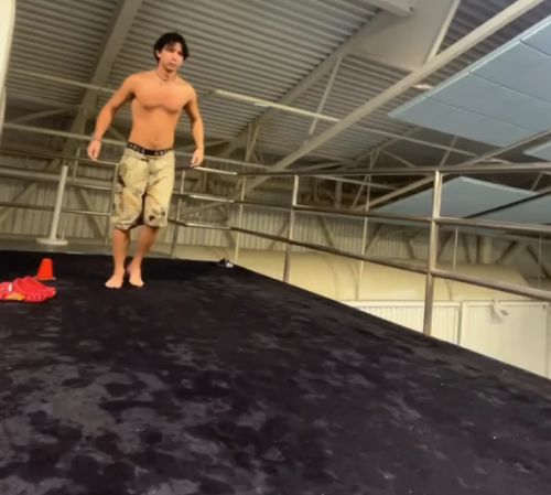 На первый взгляд безобидный прыжок в воду, что могло пойти не так?