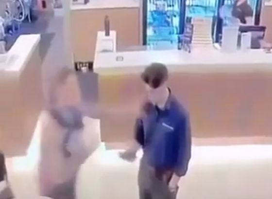 Поставленный удар официанта