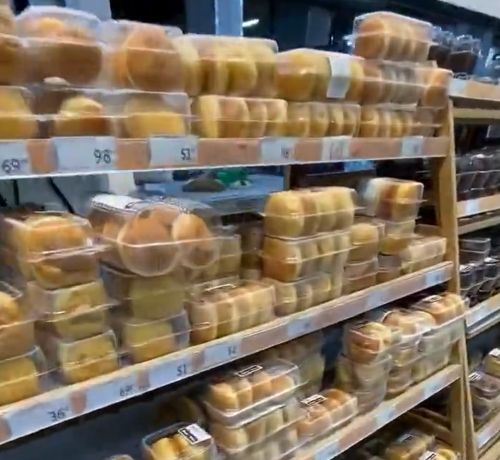 Недовольный посетитель магазина