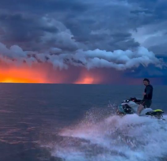 Закат в океане