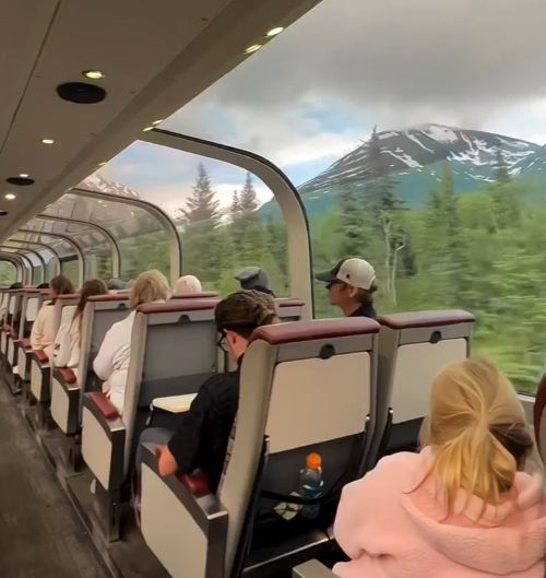 Панорамный поезд на Аляске, маршрут которого называют одним из самых живописных в мире