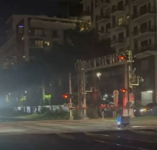 Робот-курьер заблокировал пути и был разбит поездом в Майами