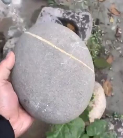 Берем камушек и "легким" движением руки...⁠⁠