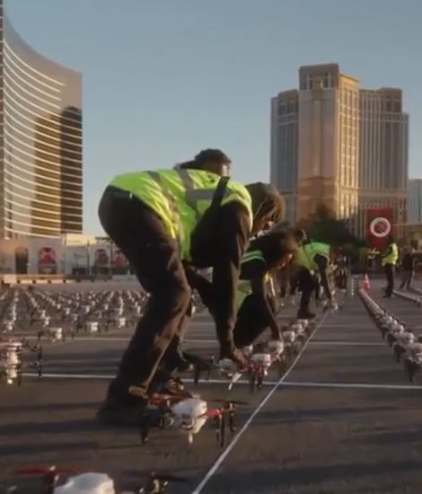 В Лас-Вегасе (США) в честь финала «Очень странных дел» в ночное небо взмыли 5 тысяч световых дронов⁠⁠