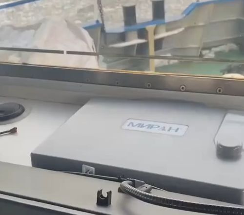 Российские моряки вытащили собаку из ледяного плена в море