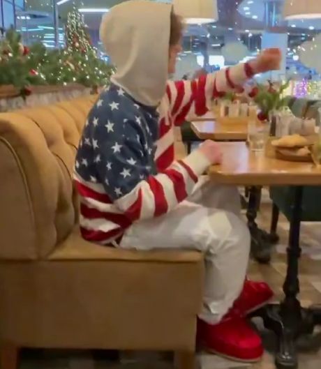 Конфликт из-за худи с флагом США в ТЦ Москвы: патриотка против подростка