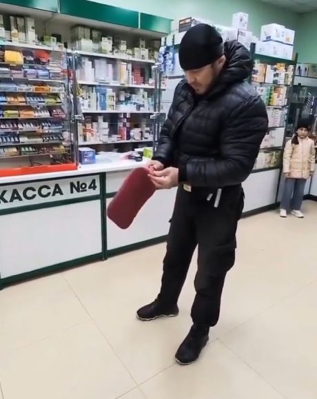 Мужик надул грелку посреди аптеки