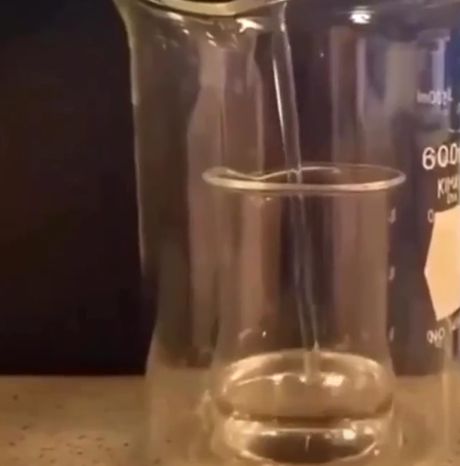 Глицерин заставляет стекло "исчезнуть", потому что оба материала преломляют свет одинаково⁠⁠