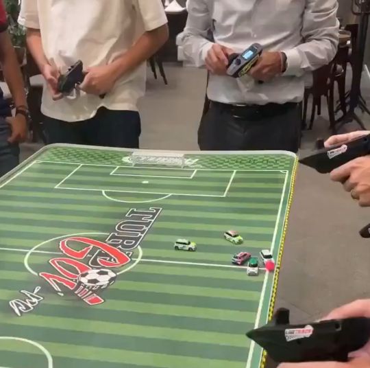 Игра модельками машин в футбол