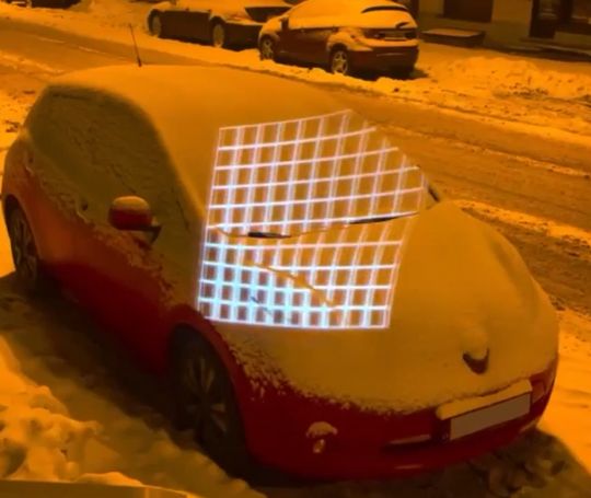 Проектор и припаркованный автомобиль⁠⁠