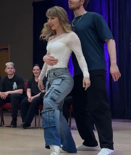 Сочная мадама вертит булочками