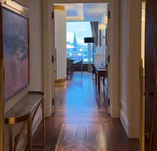 Вид из номера в московском The Carlton по цене 2,5 млн за ночь снял на видео командировочный