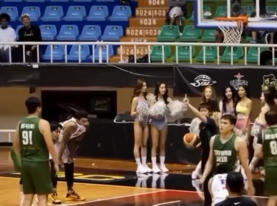 Когда Черлидерши  действительно болеют за свою команду