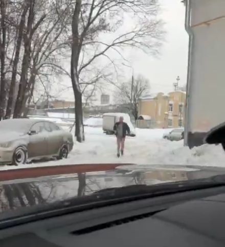 Москва, Анадырский проезд. Шел 11 день каникул