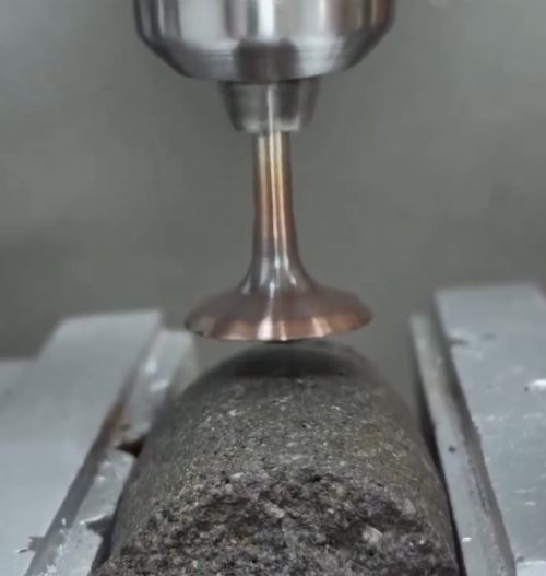 Застывшая вулканическая лава против стали