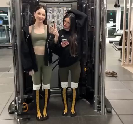 Куриные ножки в спортзале)⁠