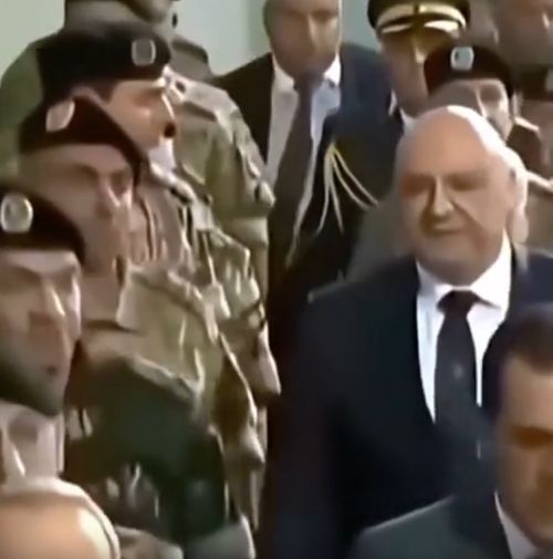 Как Джозеф Аун сохранил дружбу, несмотря на высокий пост