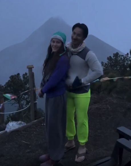 В Гватемале мужик сделал предложение девушке, как раз в тот момент, когда на заднем плане начал извергаться вулкан Акатенанго