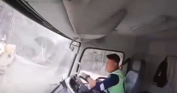 Смертельный оползень в Индонезии: момент обрушения на рабочих и технику попал на видео