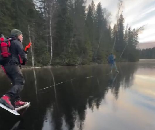 Мне кажется или ездят по офигенно тонкому льду?
