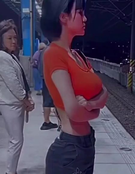 Покупателю с сочными арбузами... Пожалуйста, встаньте за желтой линией⁠⁠