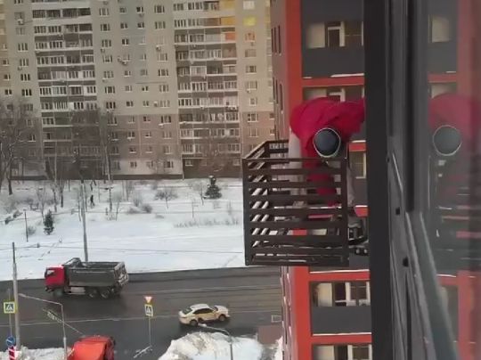 Промышленный альпинизм без страховки: опасная установка кондиционера в Москве попала на видео