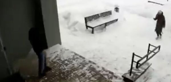 Чудесное спасение в Минске: вежливость уберегла мужчину от падения оконной рамы.