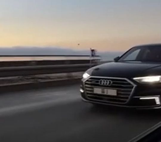 Уровень безопасности в Исландии: президент едет по дороге без охраны и сопровождения