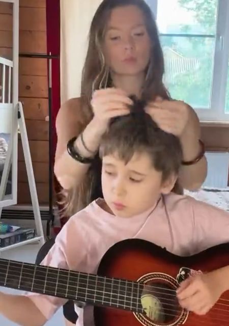 На правильных песнях пацан растет