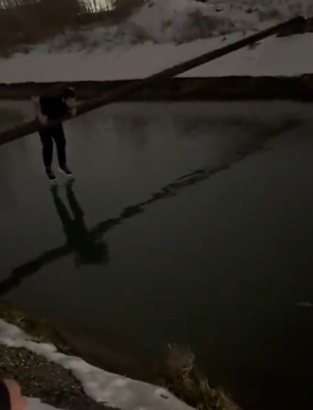 Героическое спасение в Махачкале: мужчины вытащили мать с ребенком из тонущей в канале машины