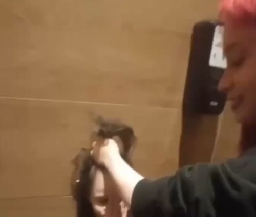 В Перми в одном из ТЦ зумеры избили в туалете девочку из-за того , что она подошла к их парням