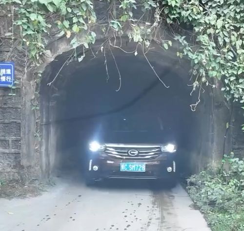 Знаменитый узкий тоннель в Чунцине: вызов для мастеров вождения