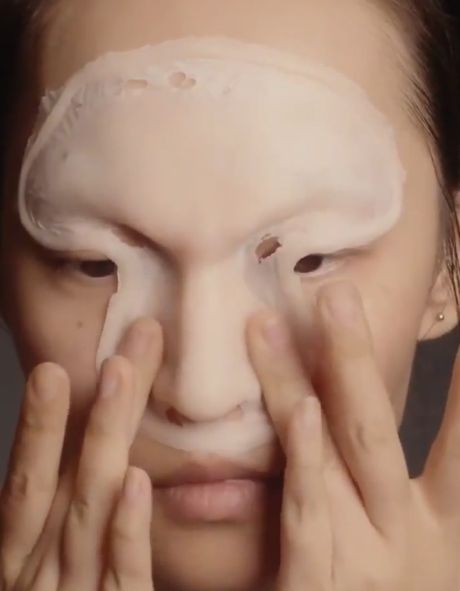 Китаянка использует косметику, чтобы превратиться в того, в кого она хочет