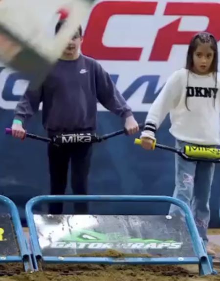 Хобби-хорсинг в прошлом, сейчас в моде хобби-мотокроссинг