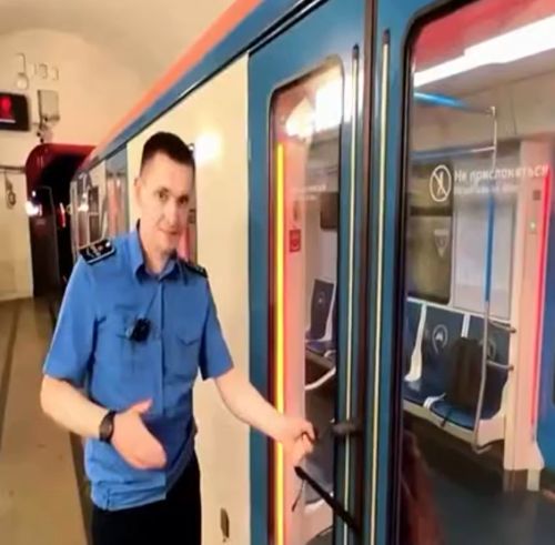 Наконец-то нам нормально объяснили, что делать, если сумка застряла в дверях вагона метро