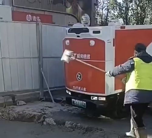 Робот-доставщик из Китая, обладающий поразительной целеустремлённостью, завоевал популярность в социальных сетях