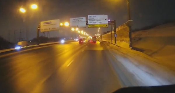 Грузовик влетел в снег