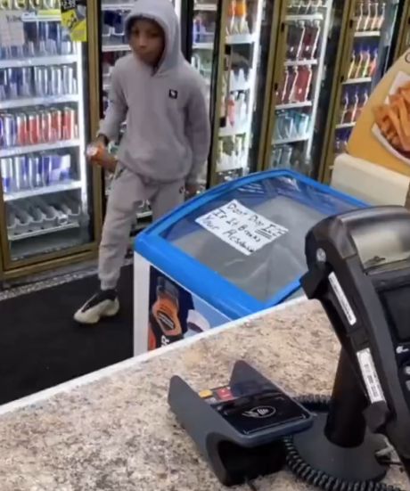 Продавец объясняет, что клиент, оказывается, не всегда прав