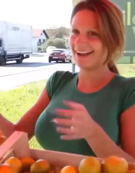 Она может щебень вместо фруктов в пакеты класть, мужики не заметят всё равно)